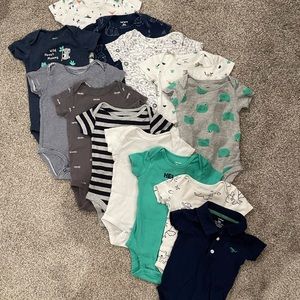 13 Carter’s onesies - size 9 months